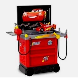 Disney Pixar's CARS 3 tool service station